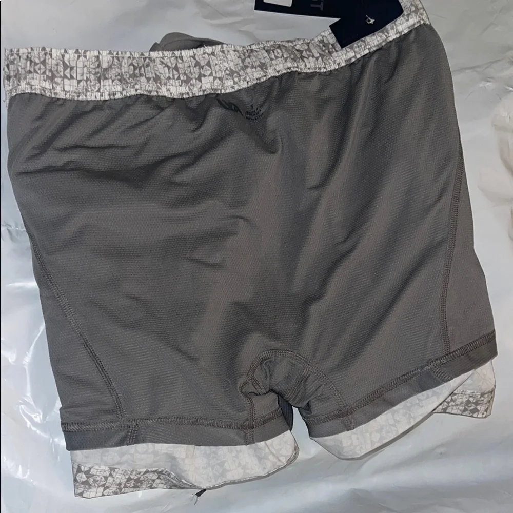 VRST Men's 5" Resort Short in White/Silver Stamped Geo print - Picture 5 of 5